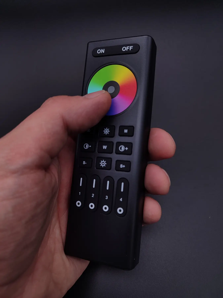 Контролер SPI TUYA + пульт керування SPI адресною смарт стрічкою RGB, комплект. RC1-SPI03 - постачальник електрообладнання для автоматизації простору Polygon Center